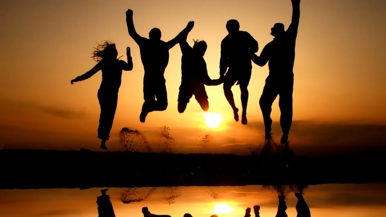 people-jumping-silhouettes-beach-water-reflections-sunset (Foto: Laura Galella)